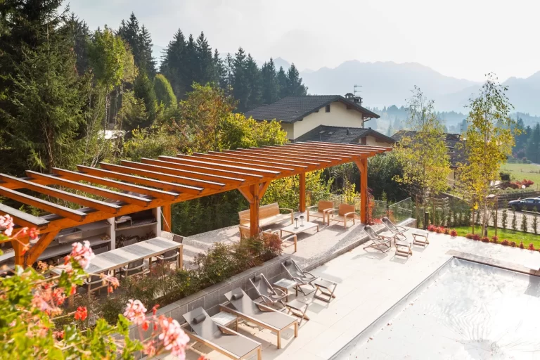 Ristrutturazione e Re-design arredo Villa in Val Seriana - vista giardino e Piscina